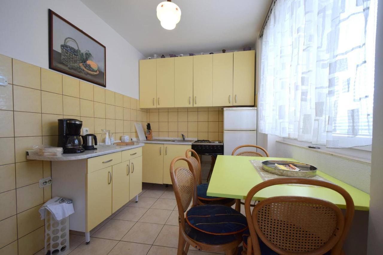 Apartment Angela Malinska Exteriör bild